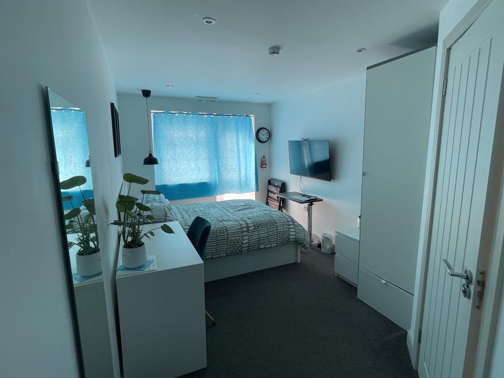 Lot: 61 - WELL PRESENTED SIX-BEDROOM HOUSE OF MULTIPLE OCCUPATION PROVIDING GOOD RENTAL INCOME - Room three bedroom